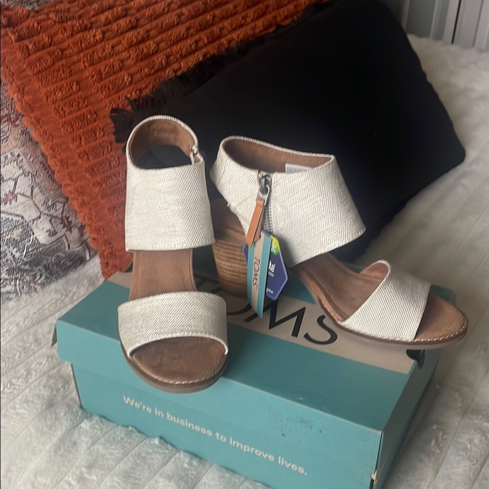 TOMS Women's Elegant Cream Sandals